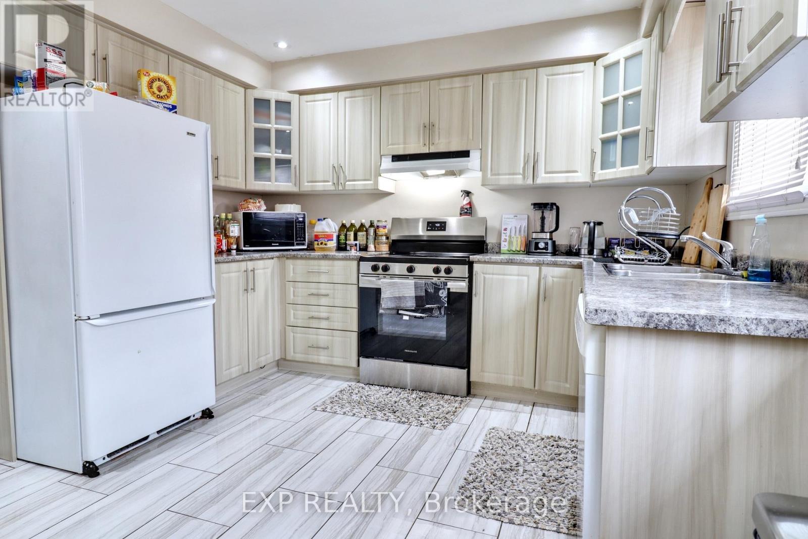 Photo 7 of 28 Poinsettia Place, Brampton ON