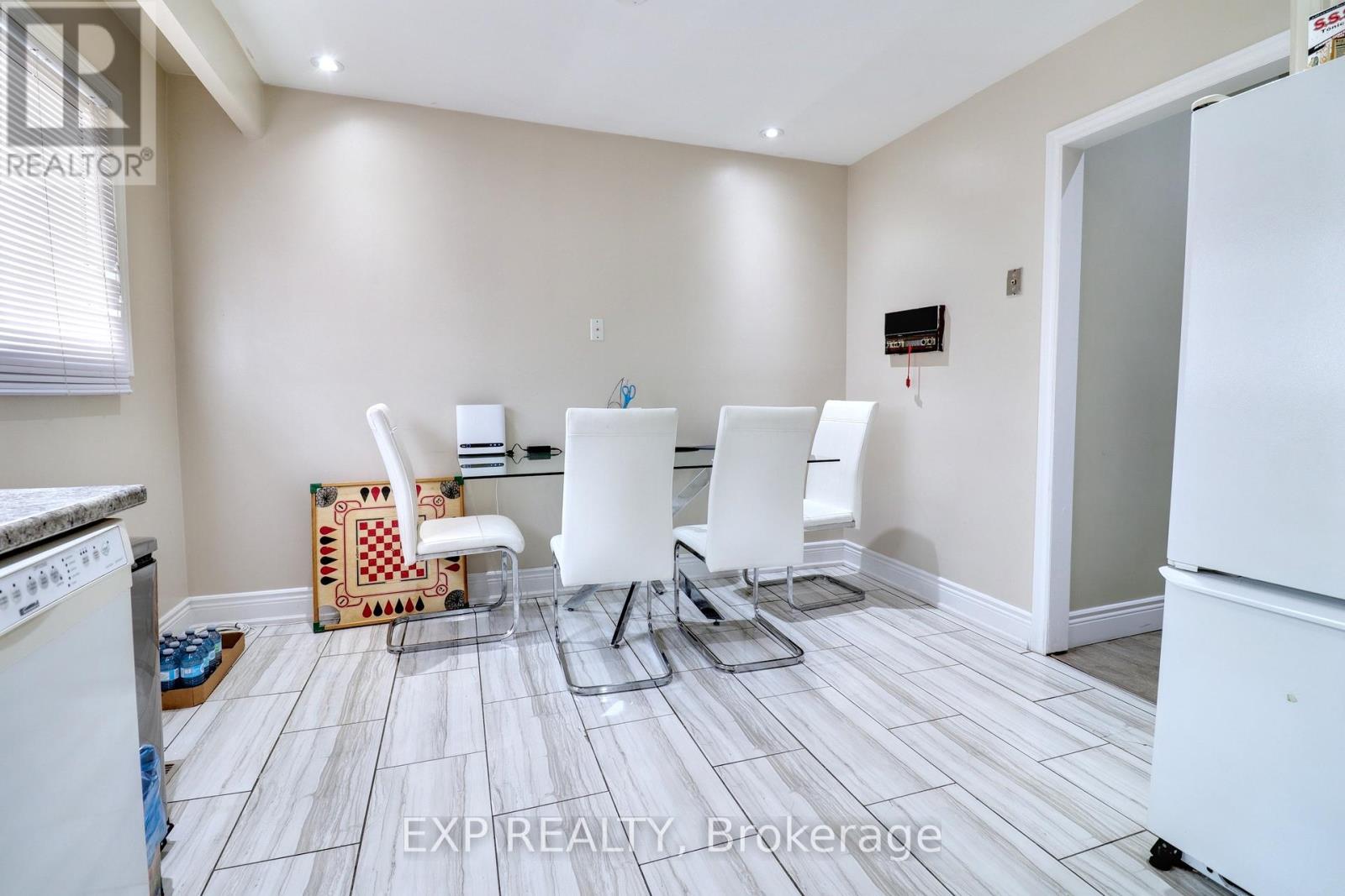 Photo 8 of 28 Poinsettia Place, Brampton ON