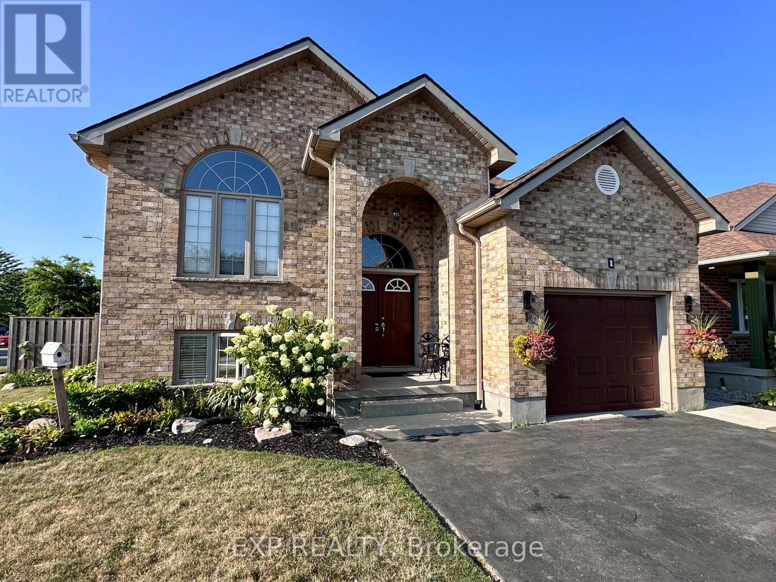 Photo 2 of 1 Falconridge Court, St Thomas ON