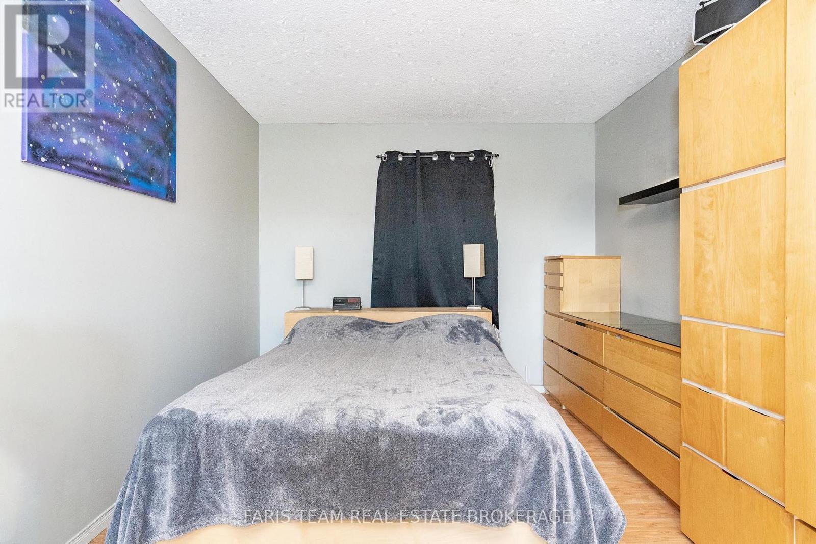 Photo 11 of 72 Livingstone Street W, Barrie ON
