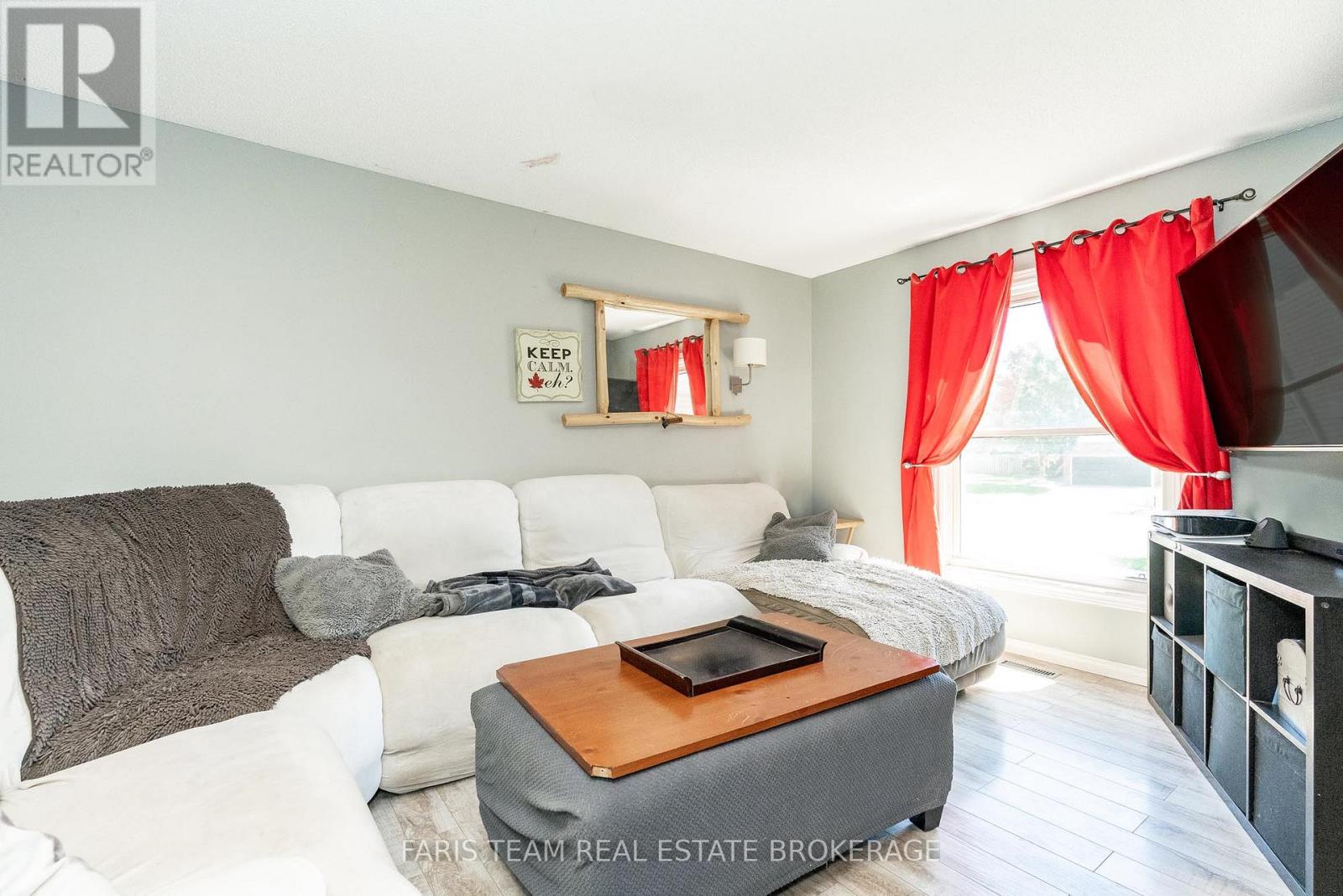 Photo 7 of 72 Livingstone Street W, Barrie ON