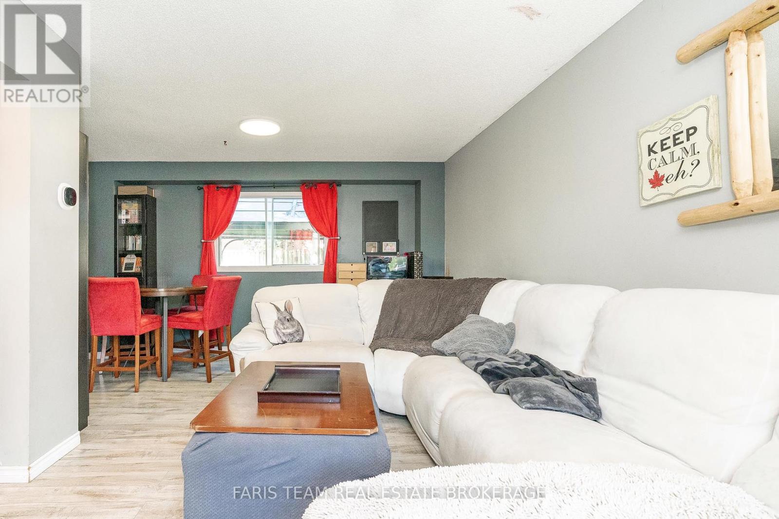 Photo 8 of 72 Livingstone Street W, Barrie ON