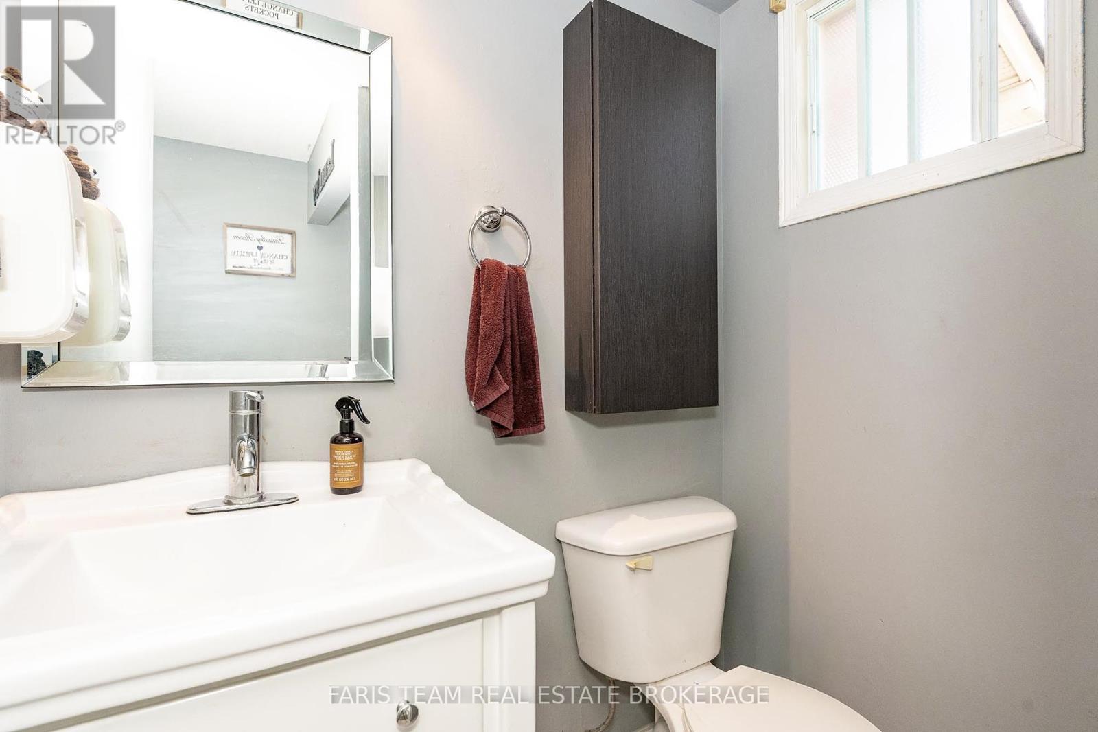 Photo 9 of 72 Livingstone Street W, Barrie ON