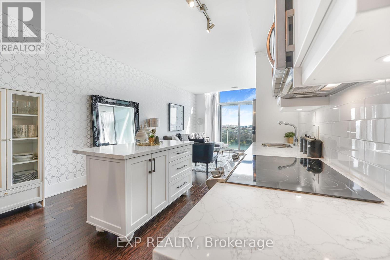 Photo 3 of 2913 103 The Queensway Avenue, Toronto ON