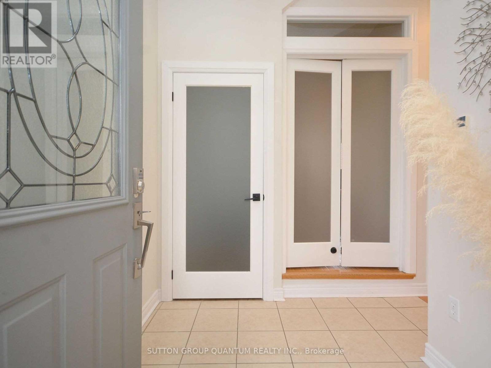 Photo 4 of 5679 Longboat Avenue, Mississauga ON