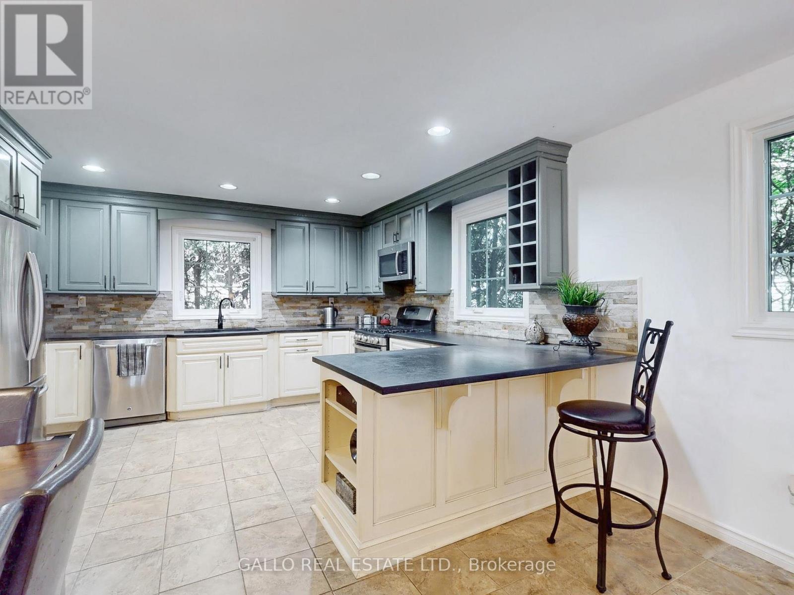 Photo 5 of 37 Windsor Drive, Whitchurchstouffville ON