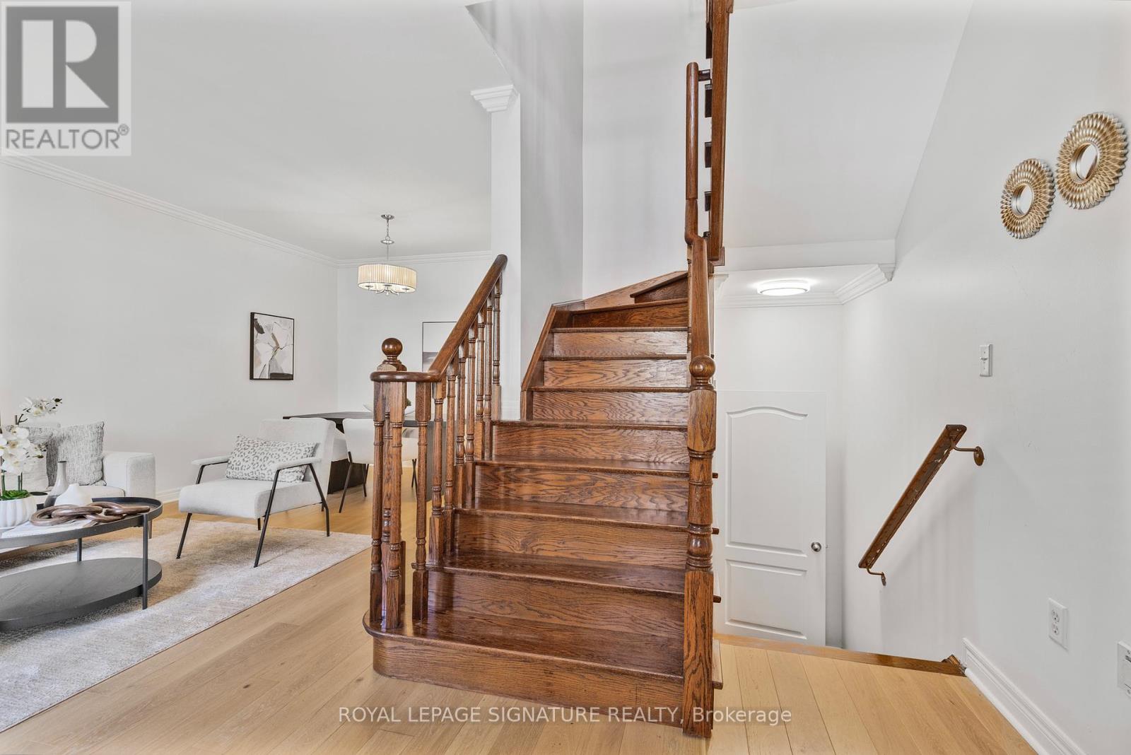 Photo 7 of 25 2295 Rochester Circle, Oakville ON
