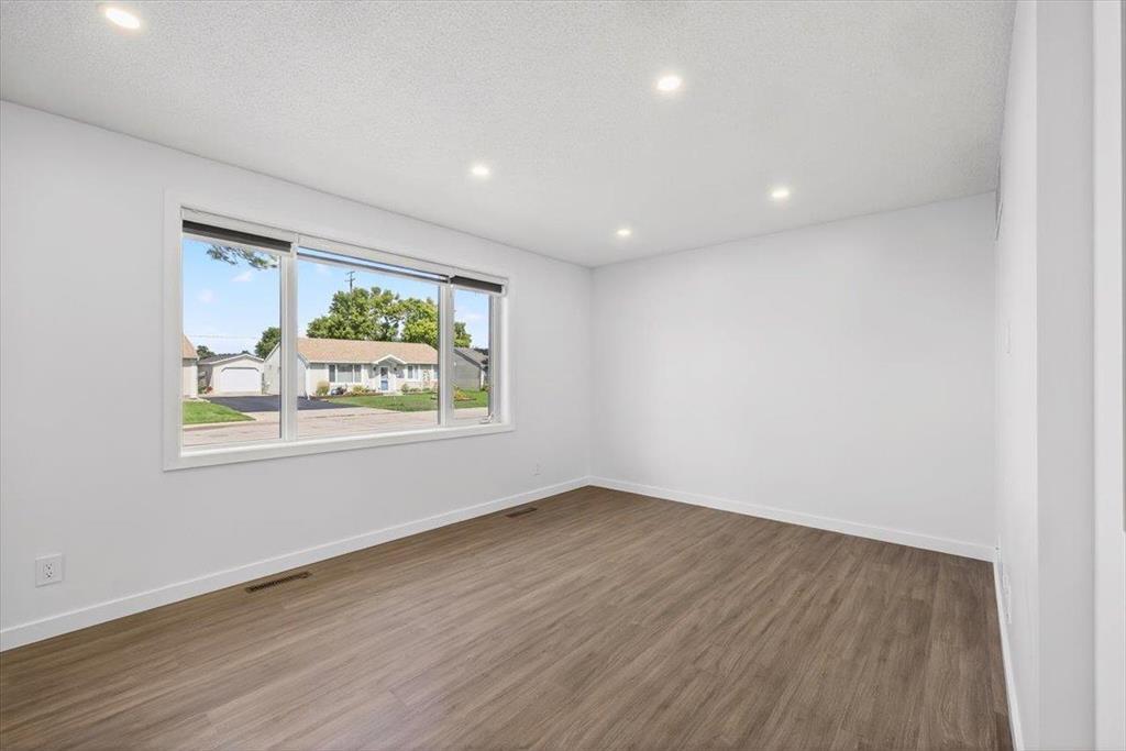 Photo 12 of 98 Cornwall Boulevard, Winnipeg MB