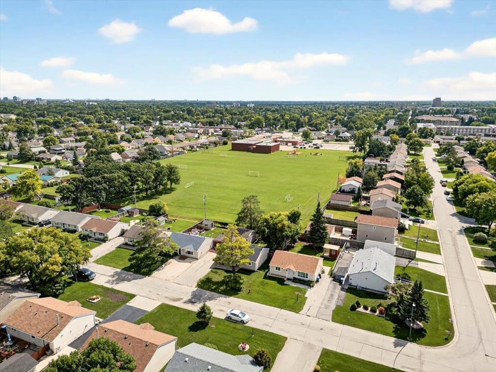 Photo 4 of 98 Cornwall Boulevard, Winnipeg MB