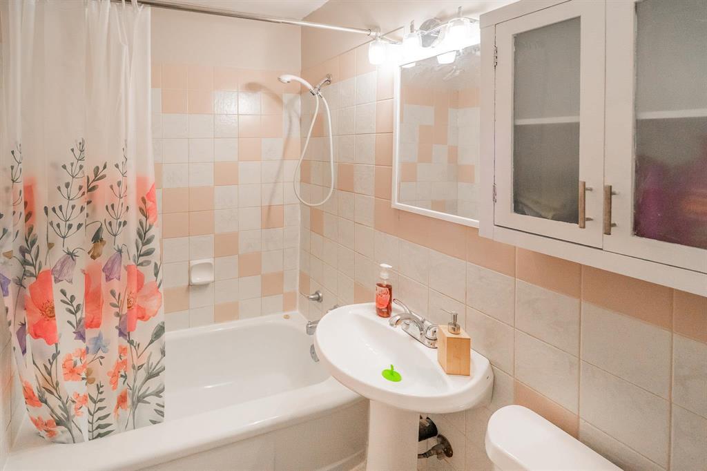 Photo 11 of 1088 Warsaw Avenue, Winnipeg MB