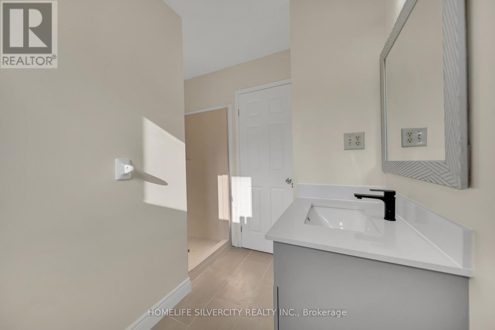 Photo 23 of 17 Sydenham Wells Road, Barrie ON
