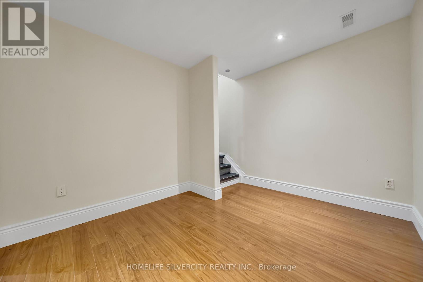 Photo 27 of 17 Sydenham Wells Road, Barrie ON