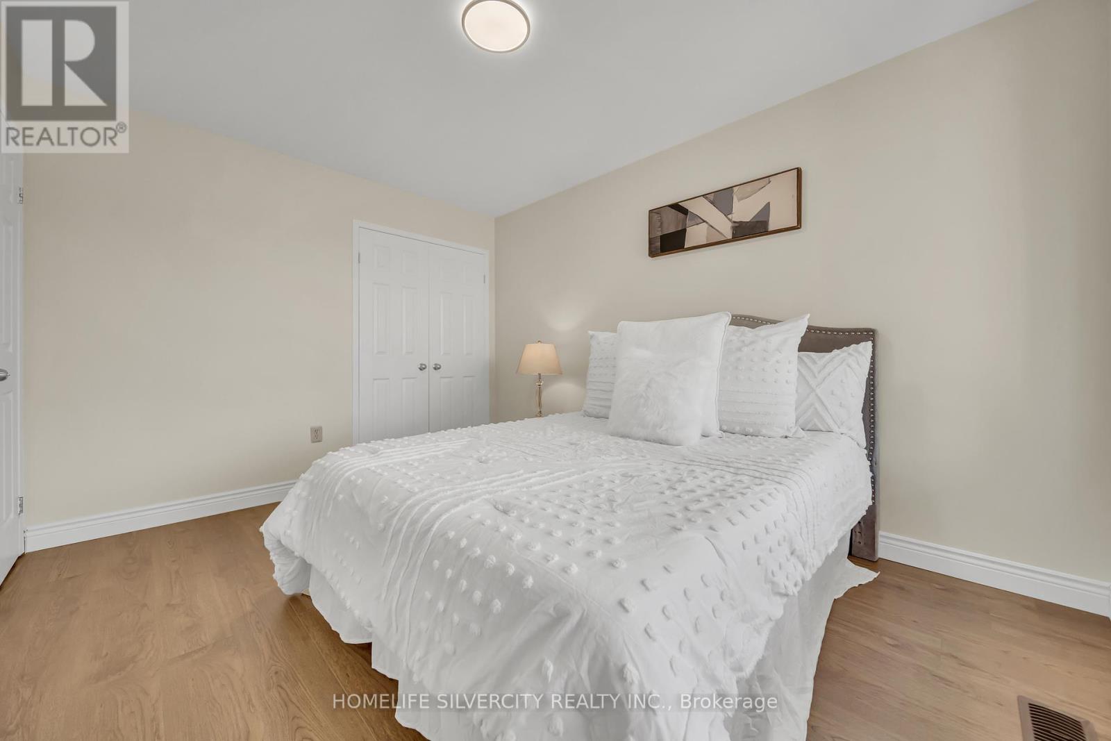 Photo 39 of 17 Sydenham Wells Road, Barrie ON
