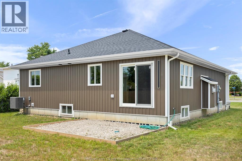 Photo 34 of 70 Medora Avenue East, Essex ON