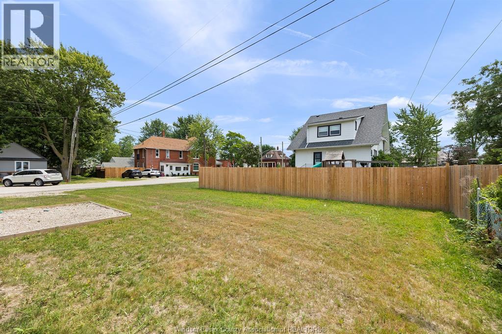Photo 36 of 70 Medora Avenue East, Essex ON