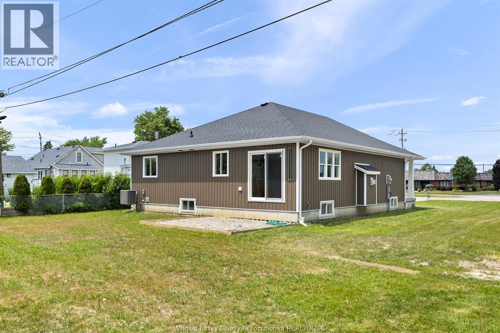 Photo 38 of 70 Medora Avenue East, Essex ON