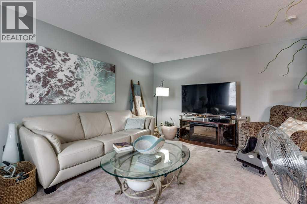 Photo 5 of 12 Mcphee Street, Red Deer AB