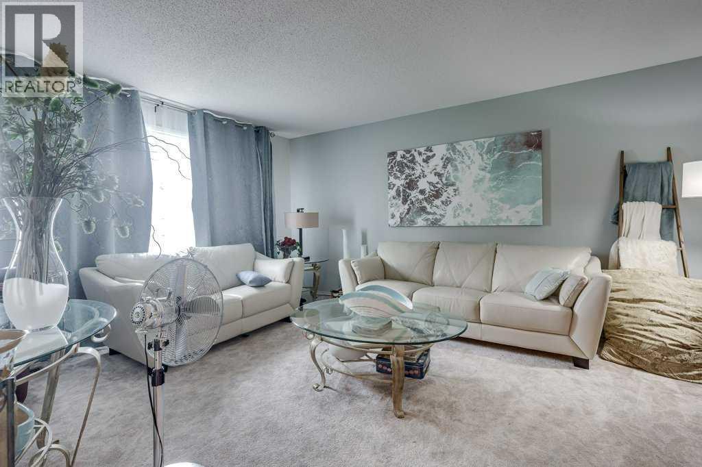 Photo 4 of 12 Mcphee Street, Red Deer AB