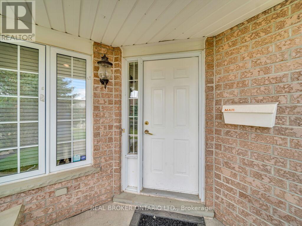 Photo 11 of 141 Hollyridge Crescent, Kitchener ON