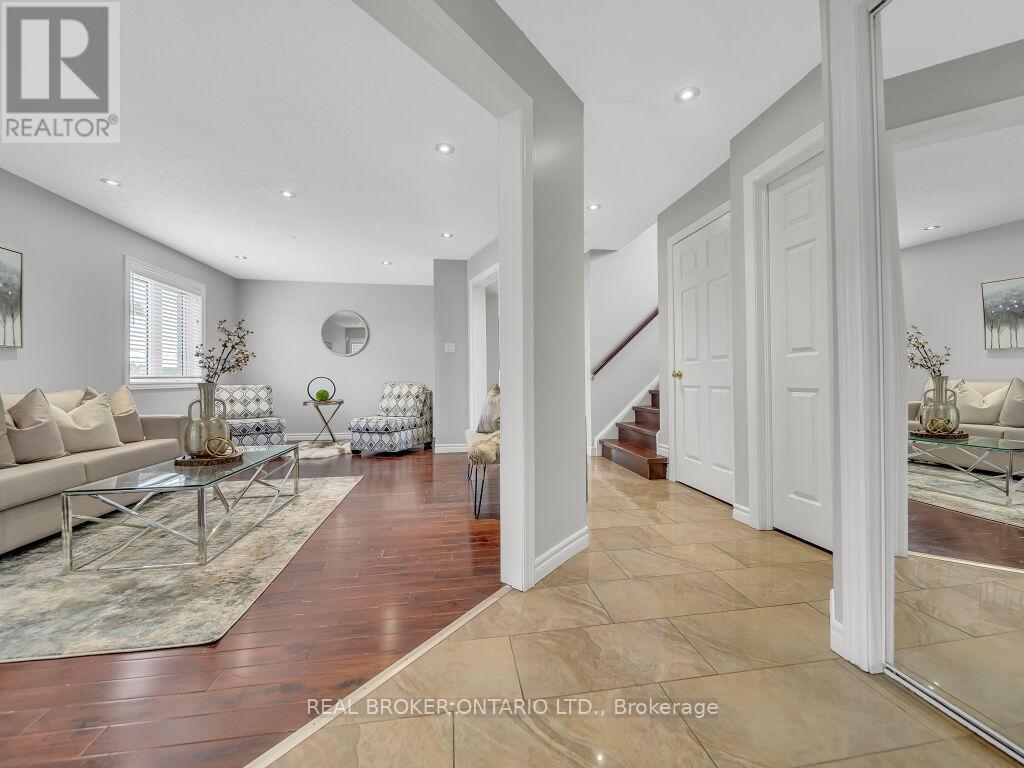 Photo 12 of 141 Hollyridge Crescent, Kitchener ON