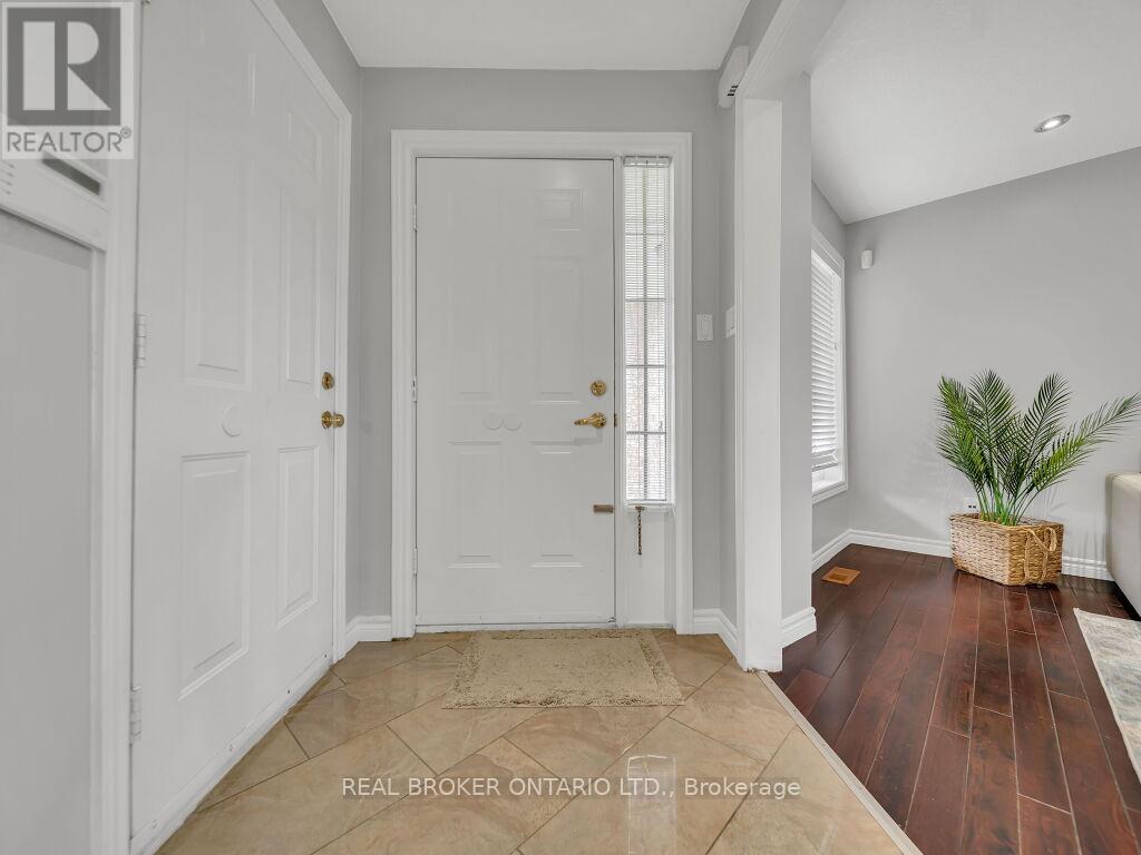 Photo 13 of 141 Hollyridge Crescent, Kitchener ON
