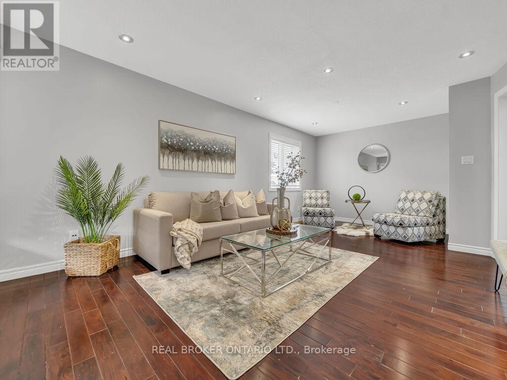 Photo 14 of 141 Hollyridge Crescent, Kitchener ON