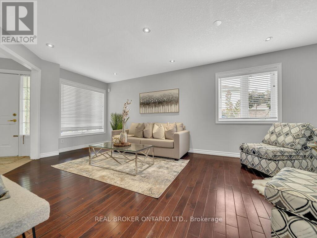 Photo 15 of 141 Hollyridge Crescent, Kitchener ON