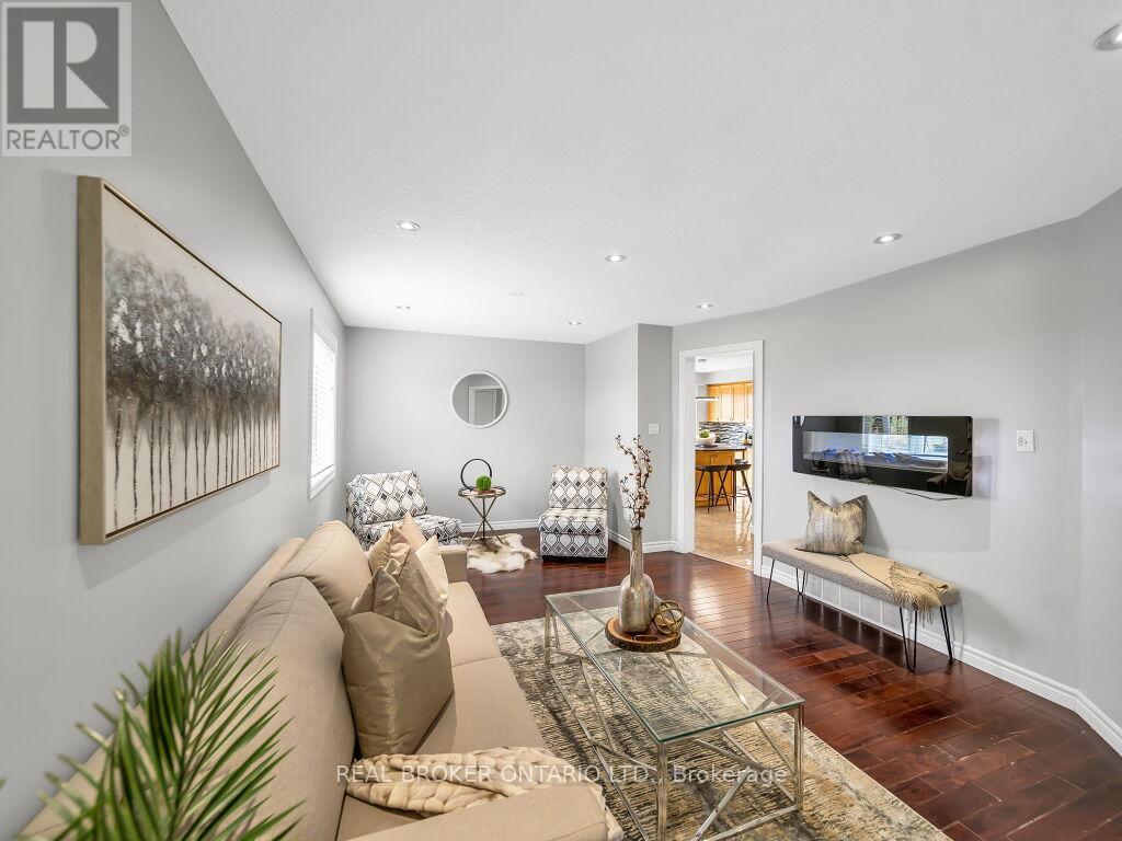 Photo 16 of 141 Hollyridge Crescent, Kitchener ON