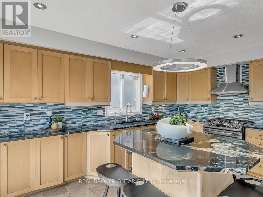 Photo 19 of 141 Hollyridge Crescent, Kitchener ON