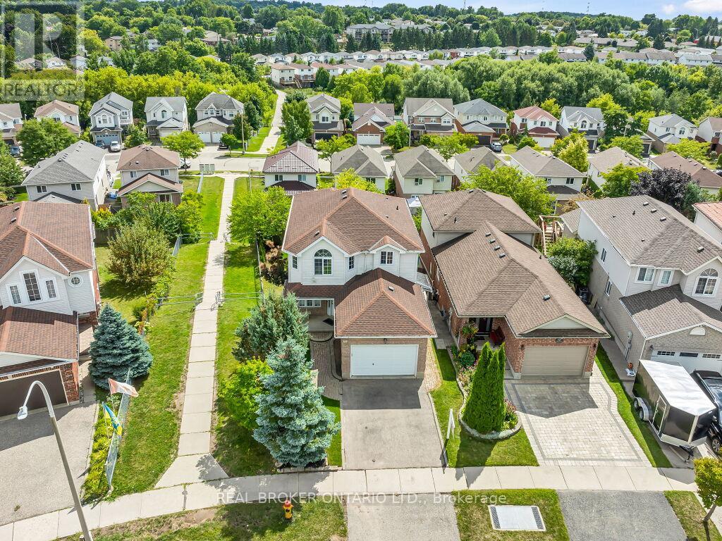 Photo 2 of 141 Hollyridge Crescent, Kitchener ON