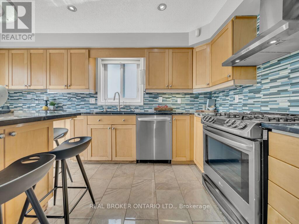 Photo 20 of 141 Hollyridge Crescent, Kitchener ON