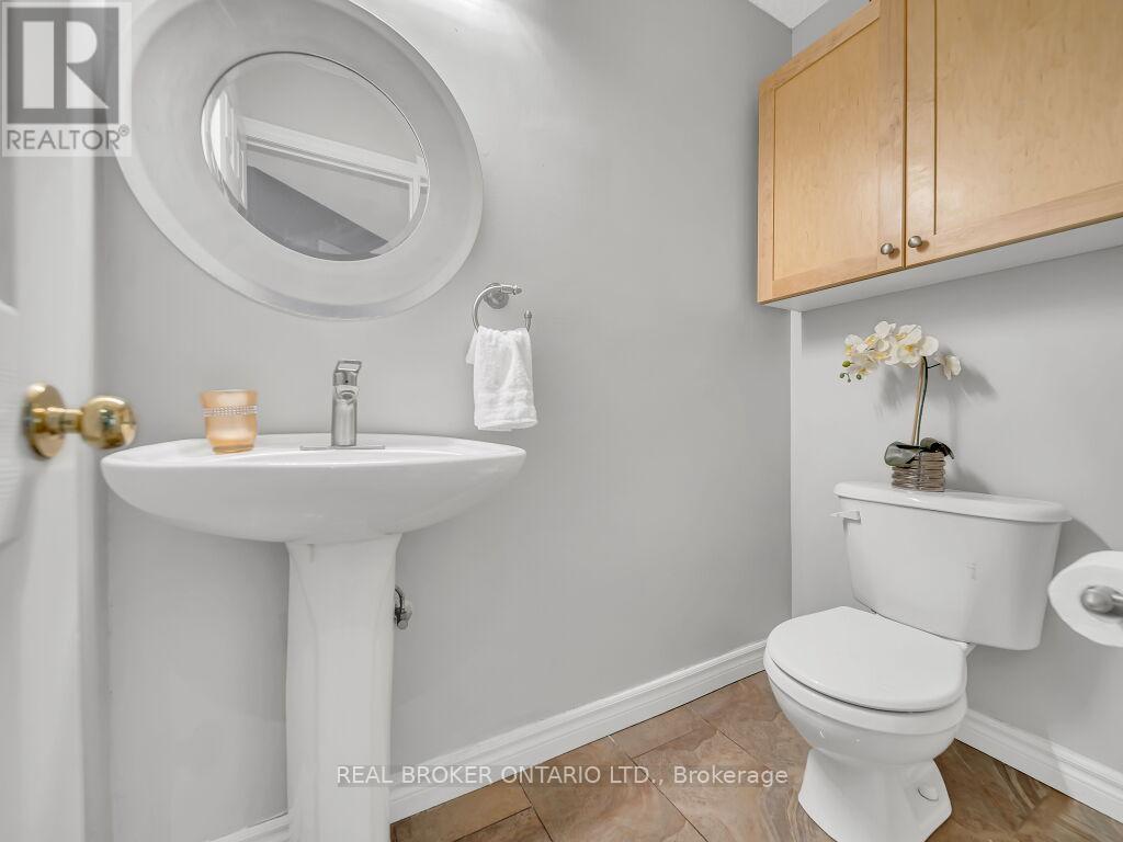 Photo 24 of 141 Hollyridge Crescent, Kitchener ON