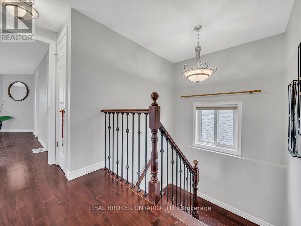 Photo 26 of 141 Hollyridge Crescent, Kitchener ON