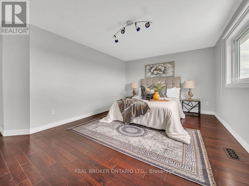 Photo 28 of 141 Hollyridge Crescent, Kitchener ON