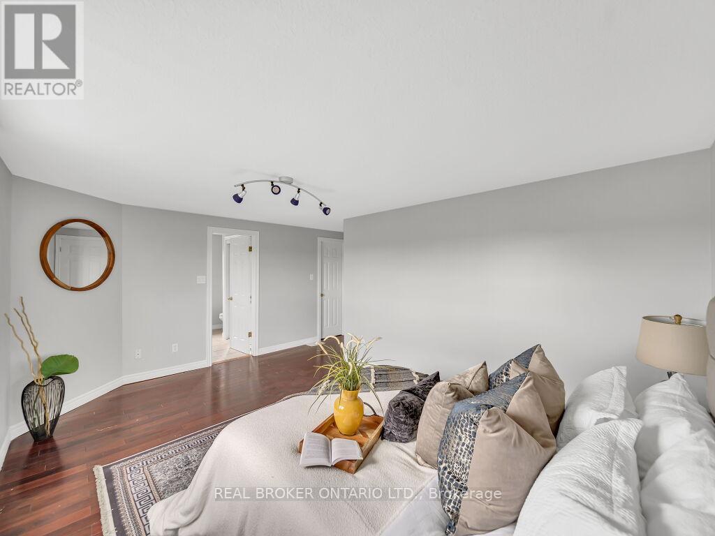 Photo 29 of 141 Hollyridge Crescent, Kitchener ON