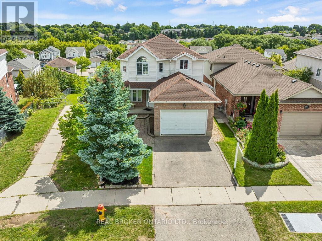 Photo 3 of 141 Hollyridge Crescent, Kitchener ON