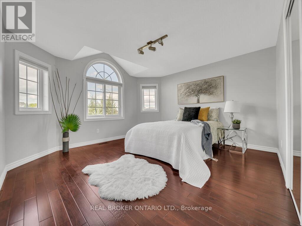 Photo 31 of 141 Hollyridge Crescent, Kitchener ON