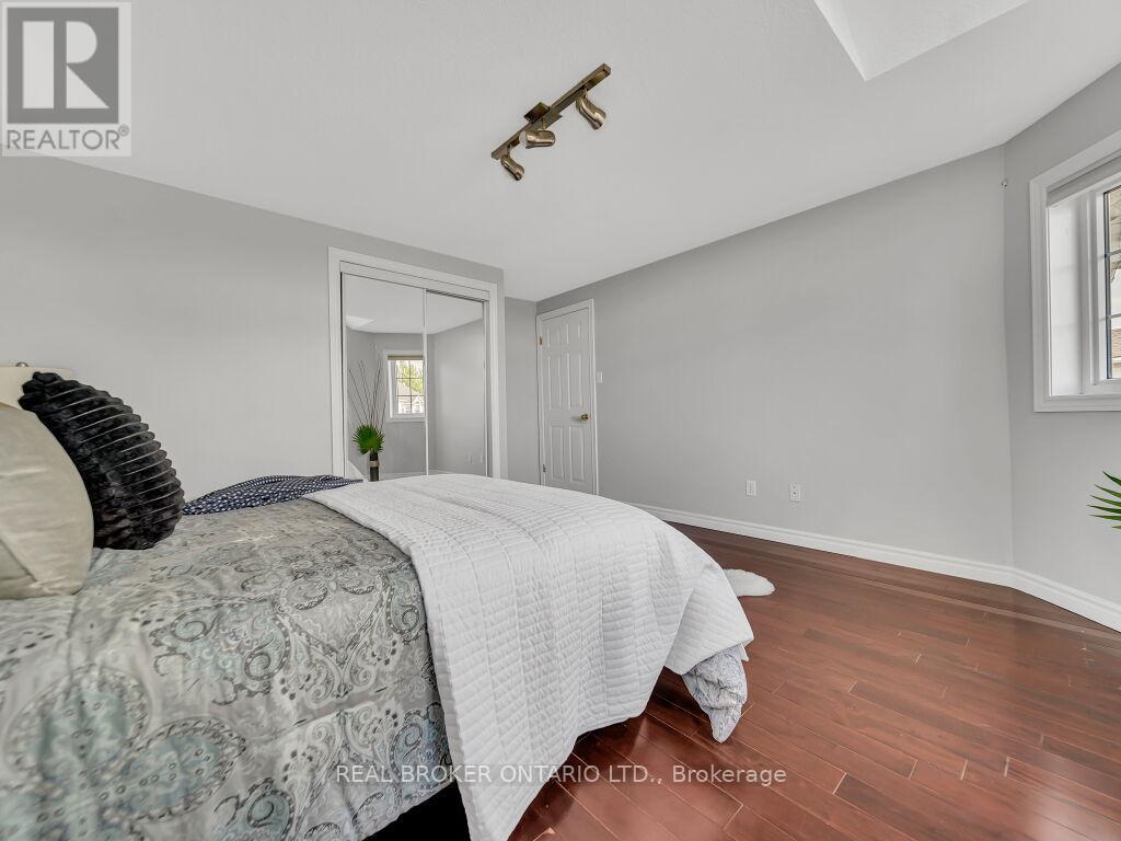 Photo 32 of 141 Hollyridge Crescent, Kitchener ON