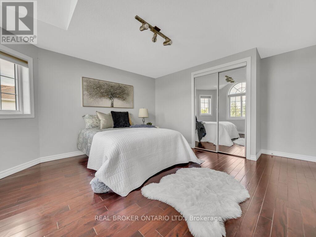 Photo 33 of 141 Hollyridge Crescent, Kitchener ON