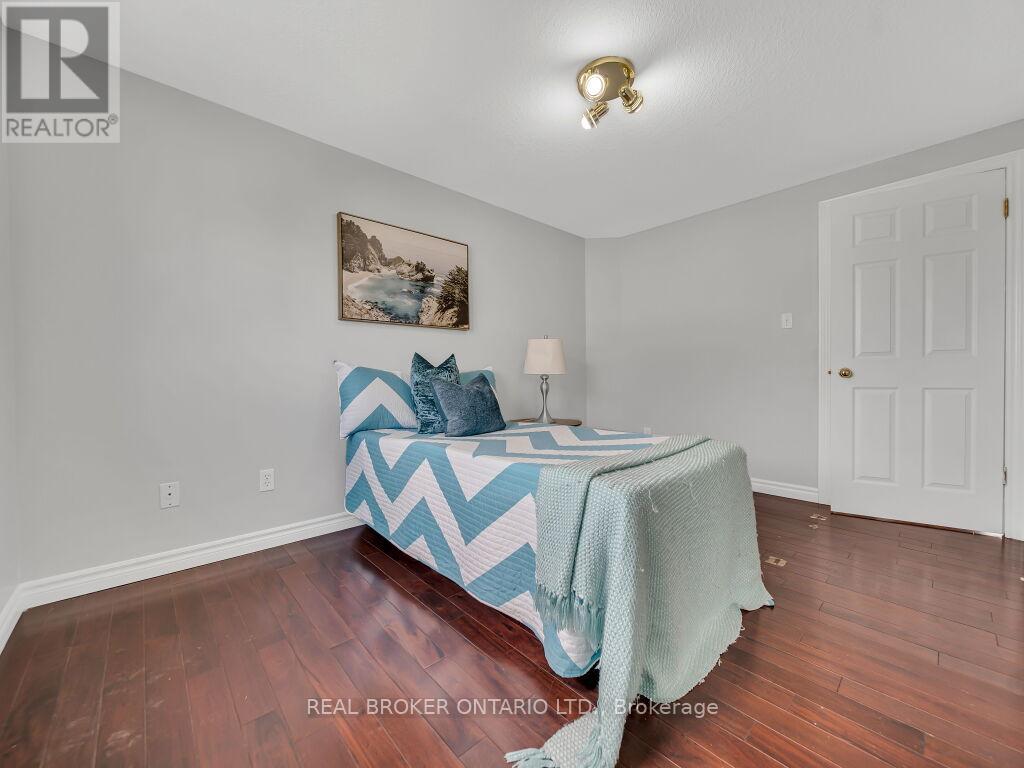 Photo 35 of 141 Hollyridge Crescent, Kitchener ON