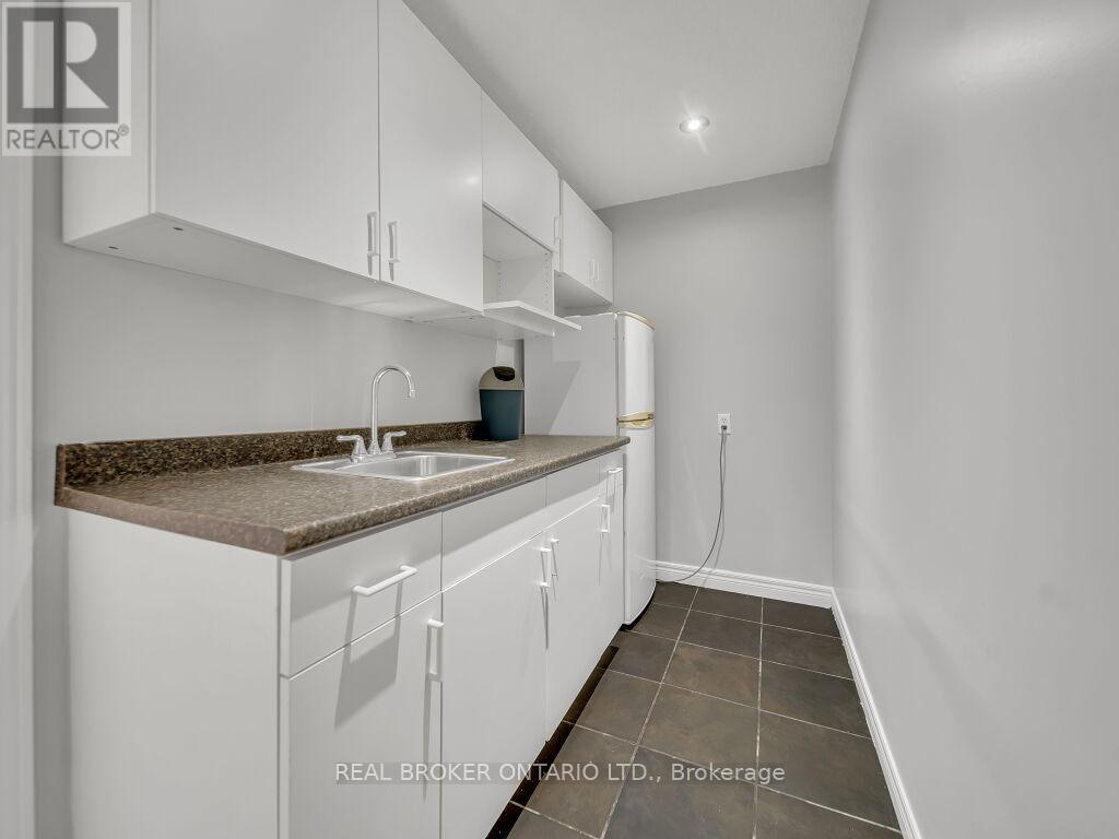 Photo 40 of 141 Hollyridge Crescent, Kitchener ON