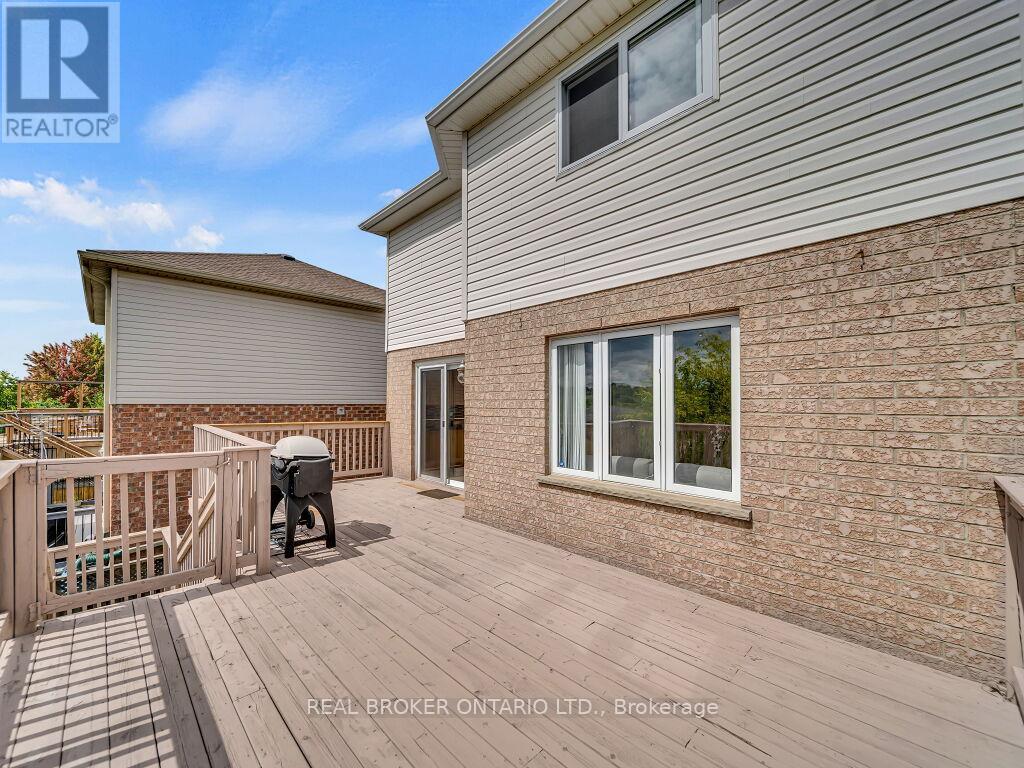 Photo 45 of 141 Hollyridge Crescent, Kitchener ON