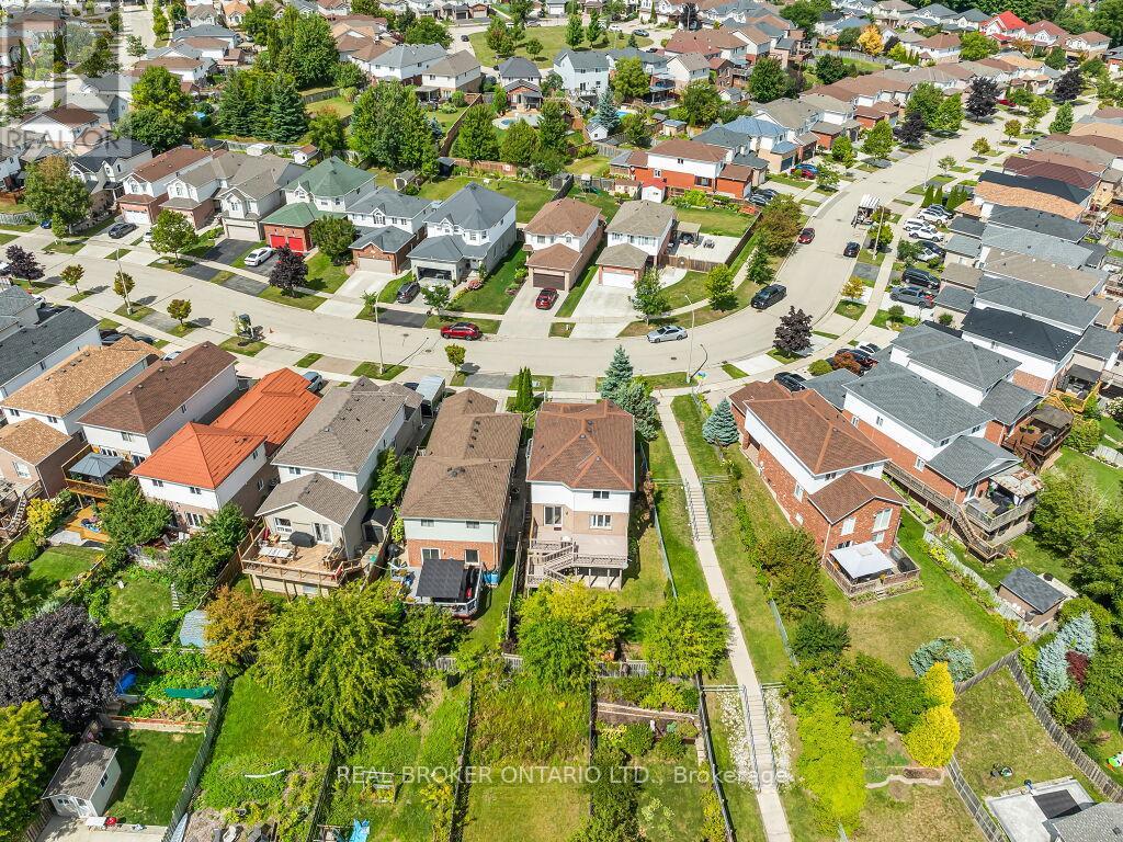 Photo 7 of 141 Hollyridge Crescent, Kitchener ON