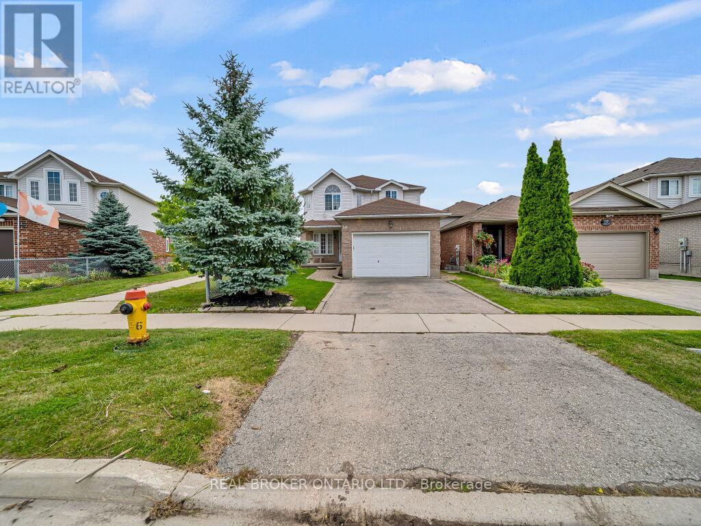 Photo 8 of 141 Hollyridge Crescent, Kitchener ON