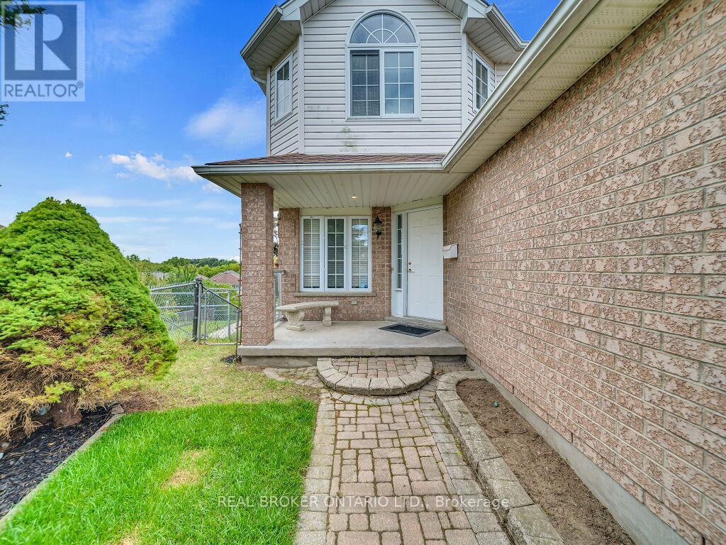 Photo 9 of 141 Hollyridge Crescent, Kitchener ON