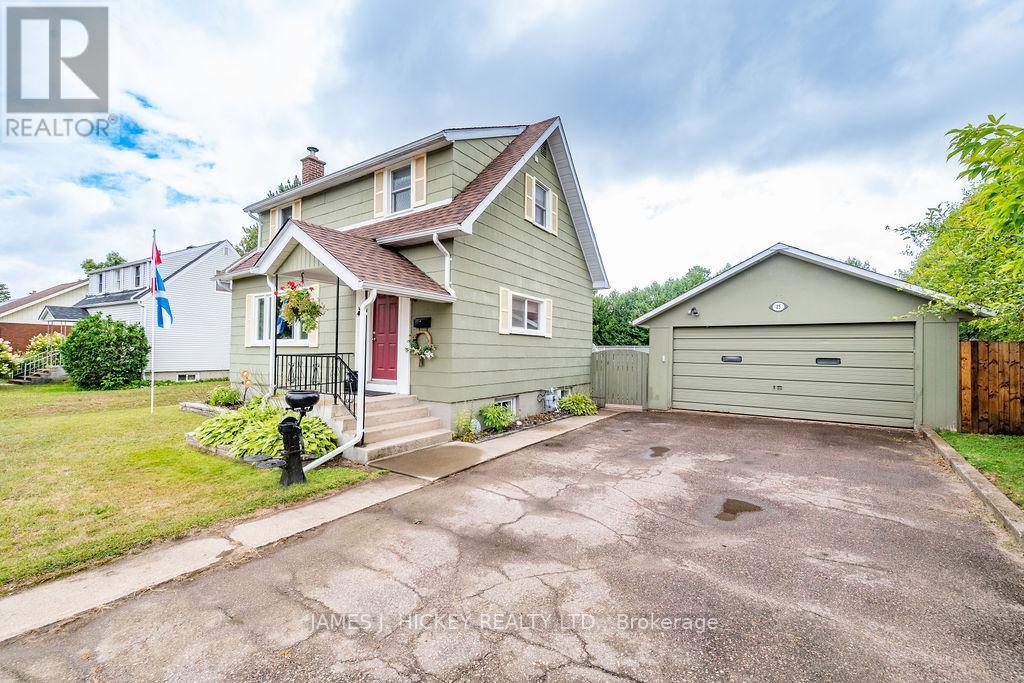 25 LAURENTIAN STREET - 27
