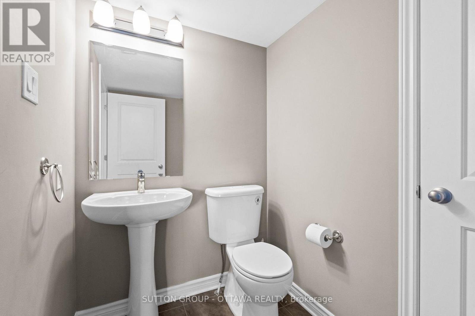 Photo 31 of 474 Clearbrook Drive, Ottawa ON