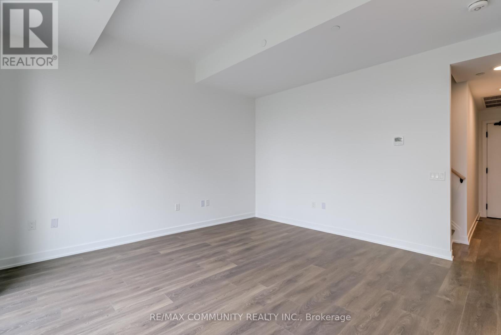 Photo 10 of 190 1608 Charles Street, Whitby ON