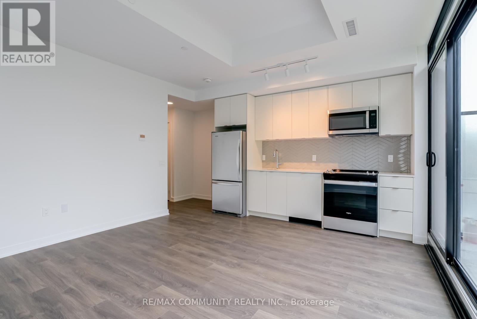 Photo 11 of 190 1608 Charles Street, Whitby ON