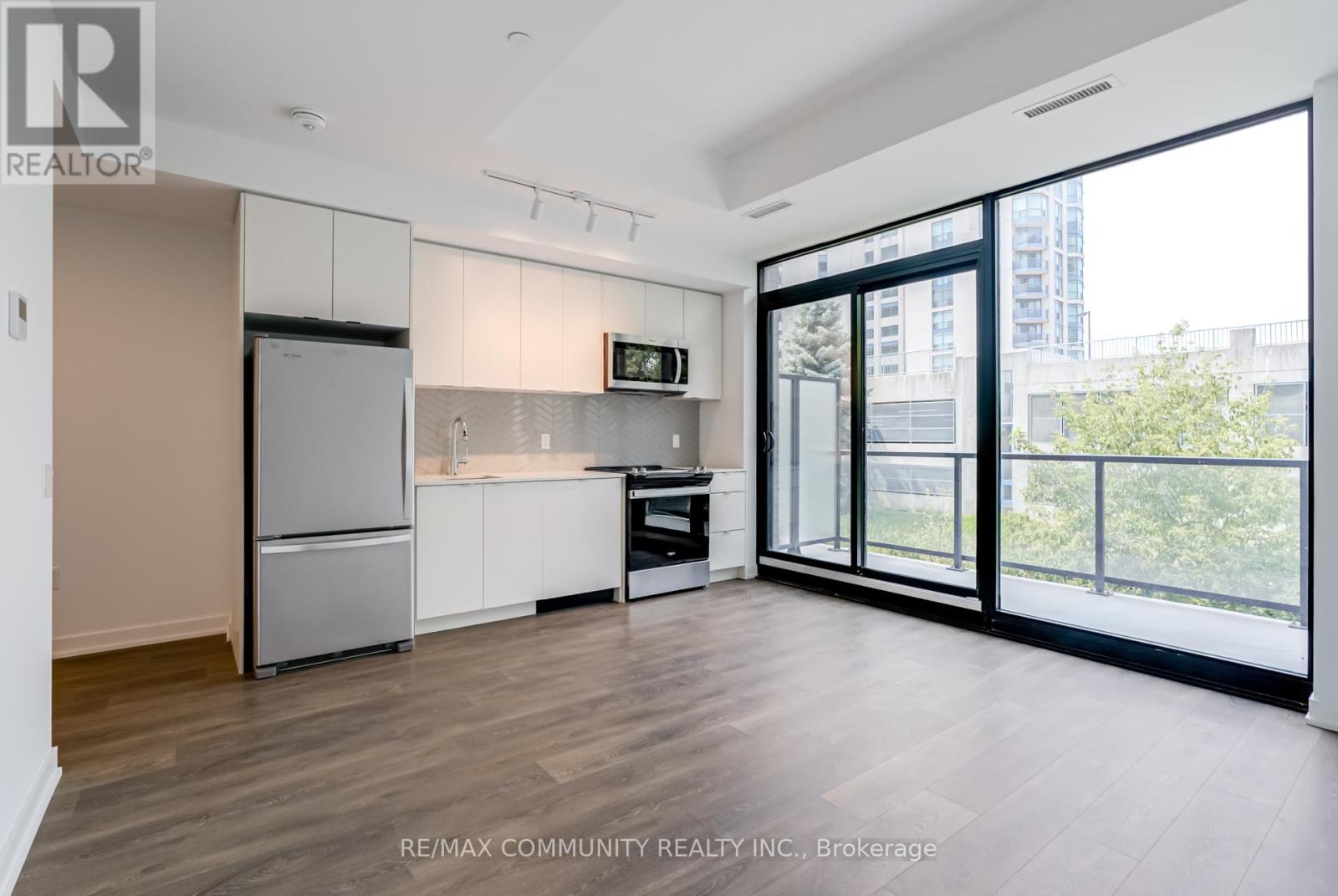 Photo 12 of 190 1608 Charles Street, Whitby ON